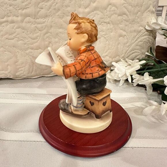 M.I Hummel Goebel “Latest News” Boy reading the Newspaper RARE Vintage 1960s - Picture 2 of 7